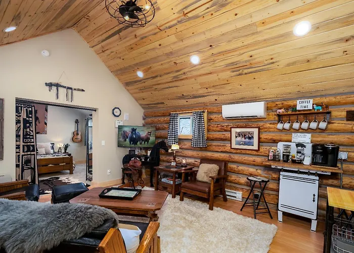 Western Log Near Downtown Holiday home *