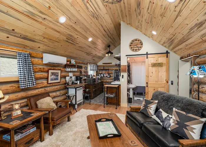 Western Log Near Downtown Holiday home